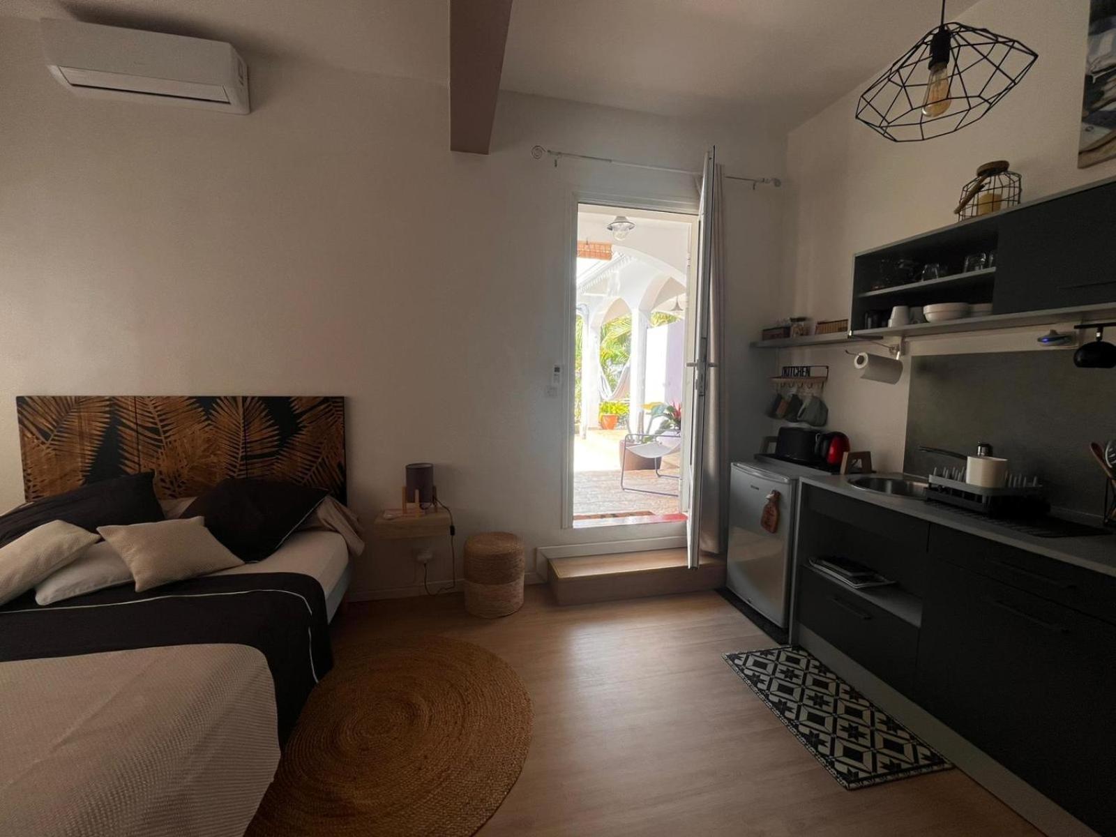 Studio Cosy Avec Piscine Dans Une Villa แซงต์-เดอนี ภายนอก รูปภาพ