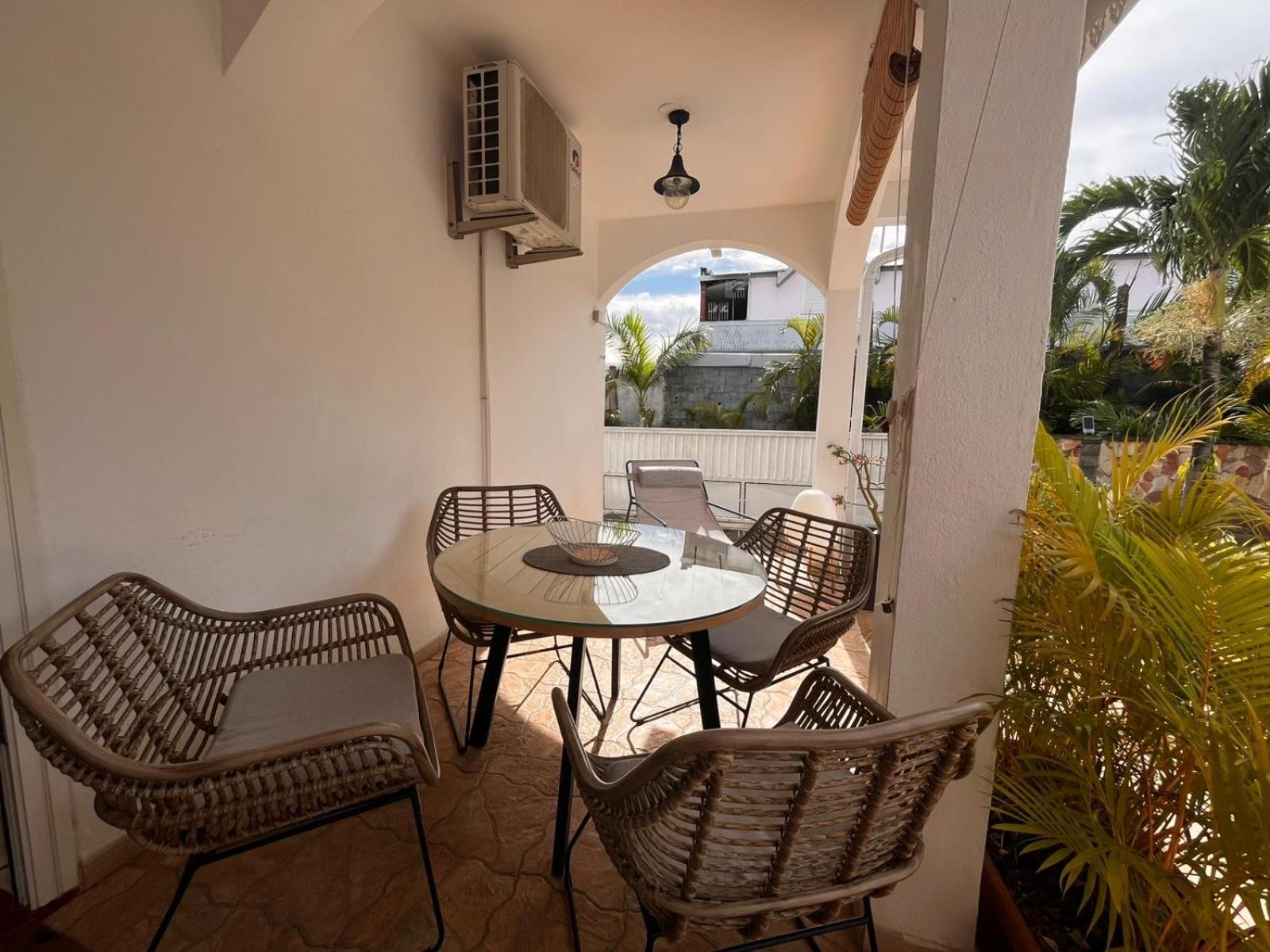 Studio Cosy Avec Piscine Dans Une Villa แซงต์-เดอนี ภายนอก รูปภาพ