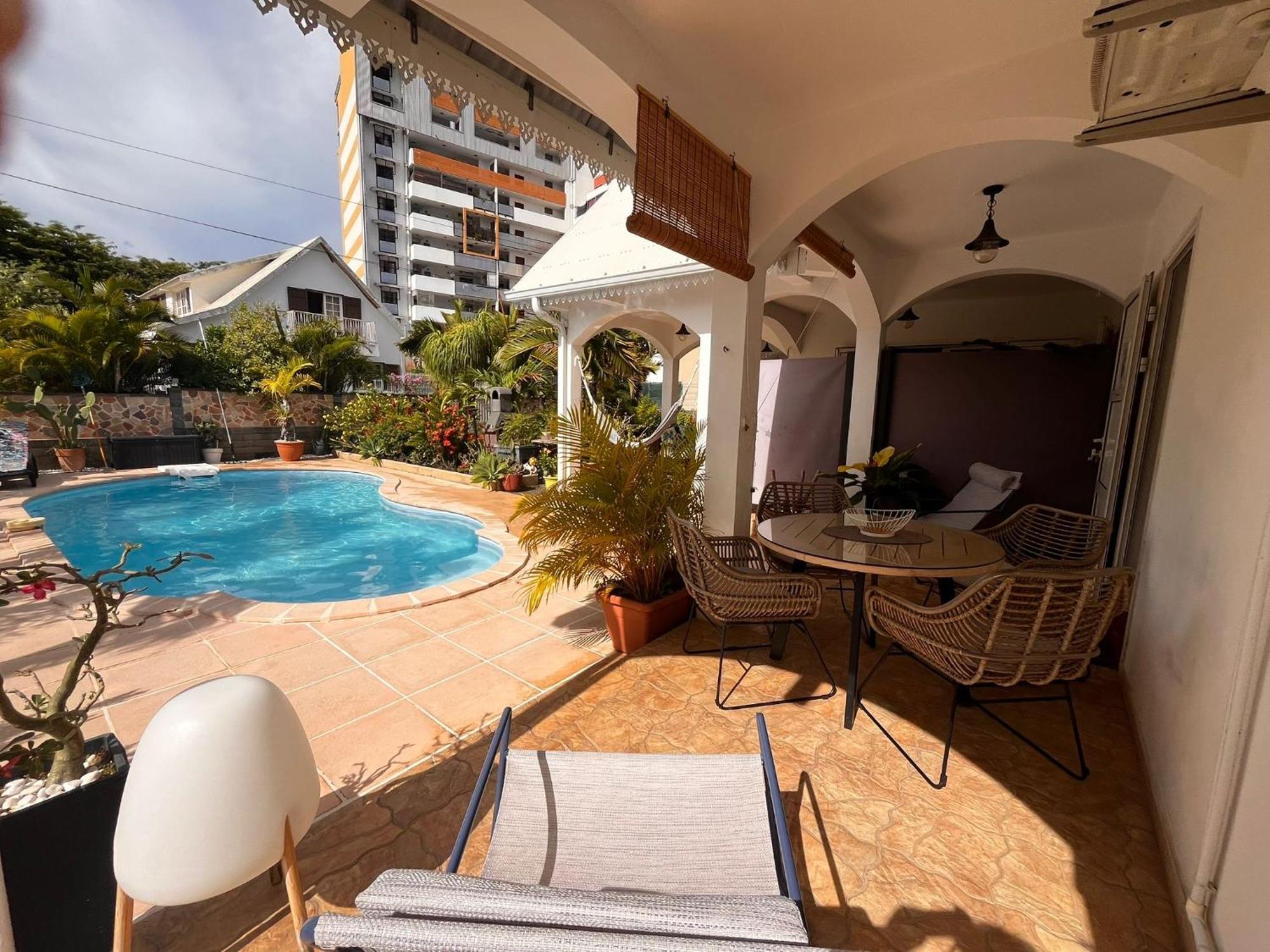 Studio Cosy Avec Piscine Dans Une Villa แซงต์-เดอนี ภายนอก รูปภาพ